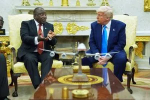 Рамафоса прибув до Білого дому і подарував Трампу книгу про гольф