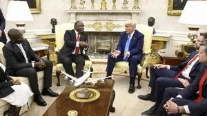 Нове протистояння у Білому домі? Трамп показав відео про "геноцид білих" президенту ПАР, Рамафоса відповів