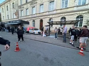 ДТП у Львові: дві автівки знесли зупинку, постраждала 21-річна дівчина