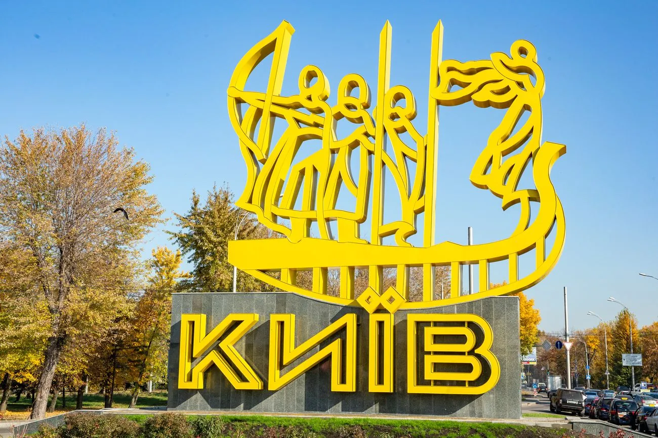 У Києві через атаку рф уламки дрона впали на території школи