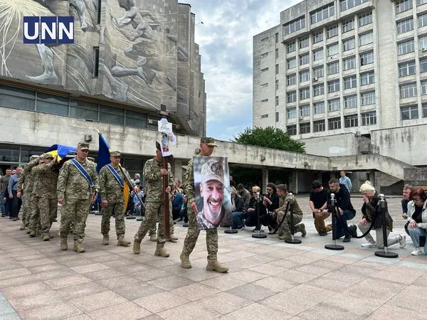 "Він був всюди свій": у Києві попрощалися з Максимом Неліпою