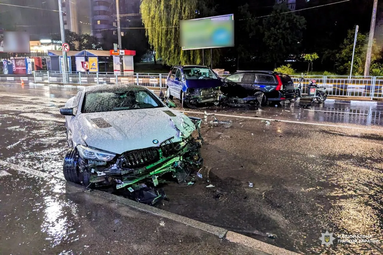 В Ровно возле автовокзала на фоне непогоды произошло тройное ДТП: что известно