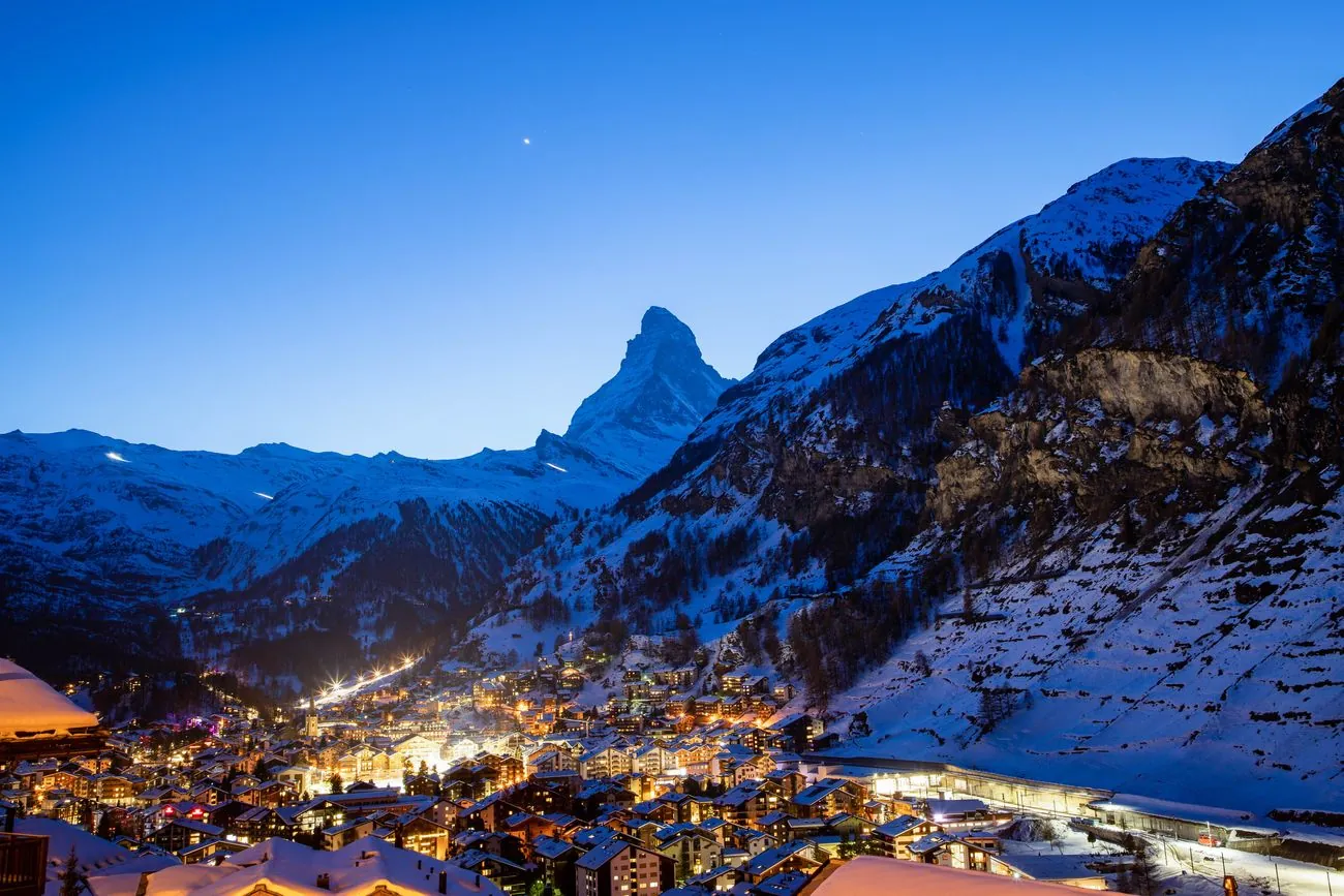 In Switzerland, the bodies of five skiers were found near a luxury(02)