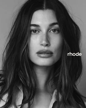 Гейлі Бібер продала бренд Rhode за мільярд доларів