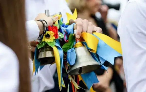 Як пройде останній дзвоник 2025 року в Україні: безпека та особливості регіонів