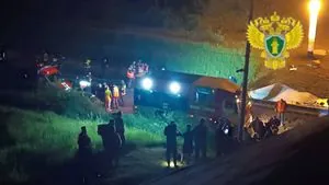 У Брянській області рф міст обвалилася на пасажирський потяг: є загиблі та поранені (відео)