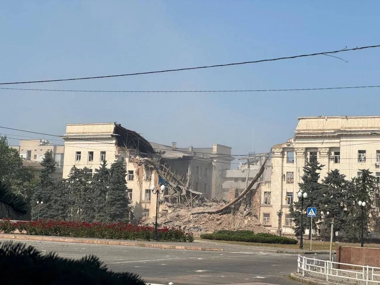 Зеленський повідомив про знищення херсонської ОДА російськими авіабомбами Зеленський повідомив про знищення херсонської ОДА російськими авіабомбами