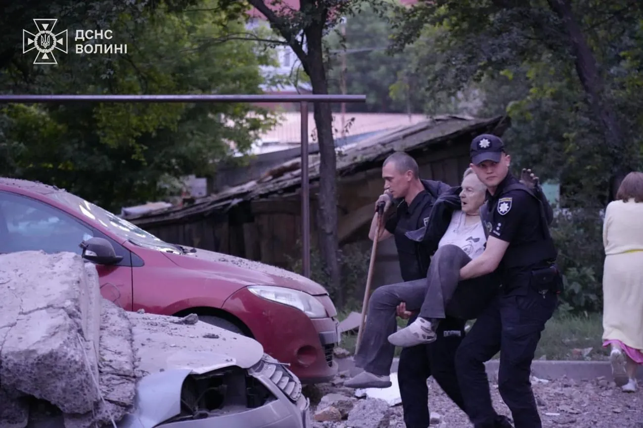 Атака рф на Луцьк: уже 16 постраждалих, двоє зниклих безвісти Атака рф на Луцьк: уже 16 постраждалих, двоє зниклих безвісти