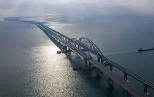 Рух Керченським мостом перекрито: є загроза застосування морських дронів
