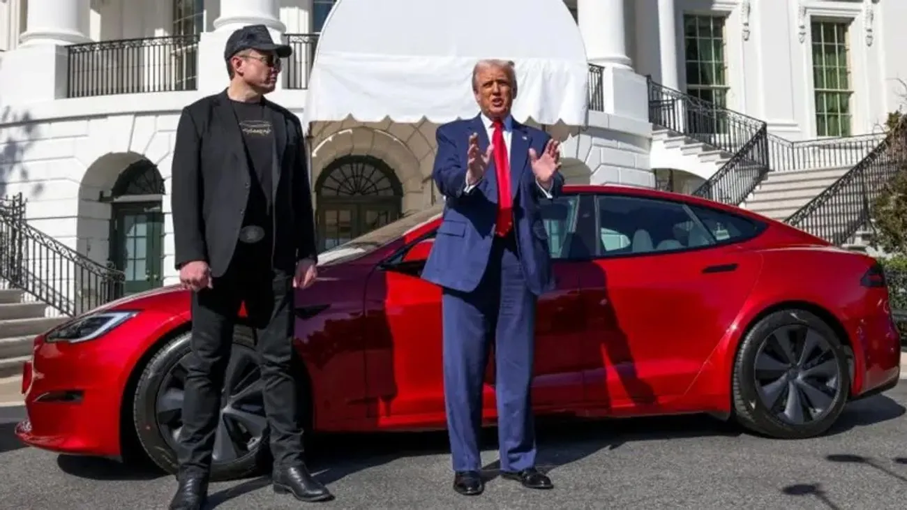 Трамп планує продати свою червону автівку Tesla після конфлікту з Маском: подробиці Трамп планує продати свою червону автівку Tesla після конфлікту з Маском: подробиці