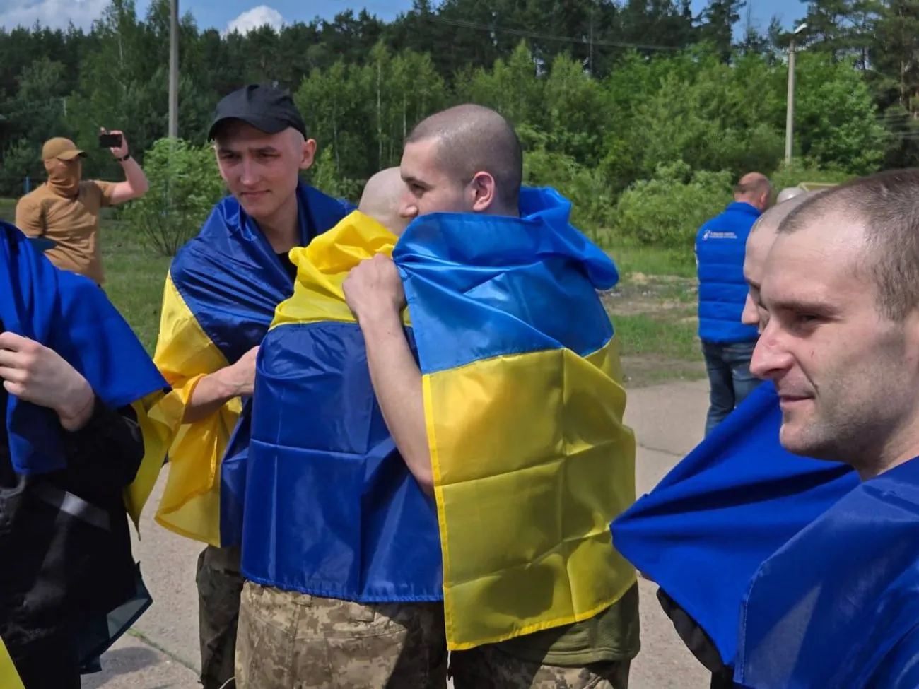 Українці повертаються з російського полону: Зеленський повідомив про початок обміну у декілька етапів найближчими днями Українці повертаються з російського полону: Зеленський повідомив про початок обміну у декілька етапів найближчими днями