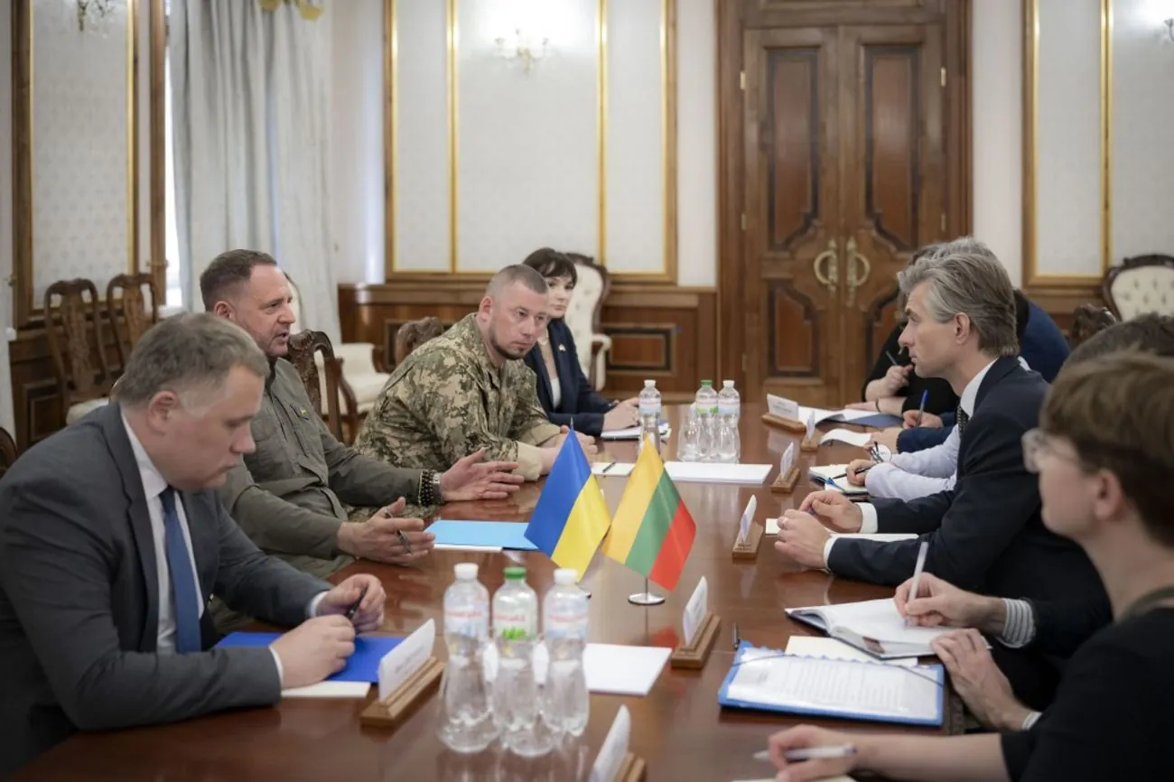 Важливо, щоб 18-й пакет ЄС санкцій включав обмеження проти банківського і енергосекторів рф: Єрмак зустрівся з главою МЗС Литви