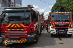 В Киеве продолжается ликвидация последствий ночной атаки: пожар на Оболони еще не потушили