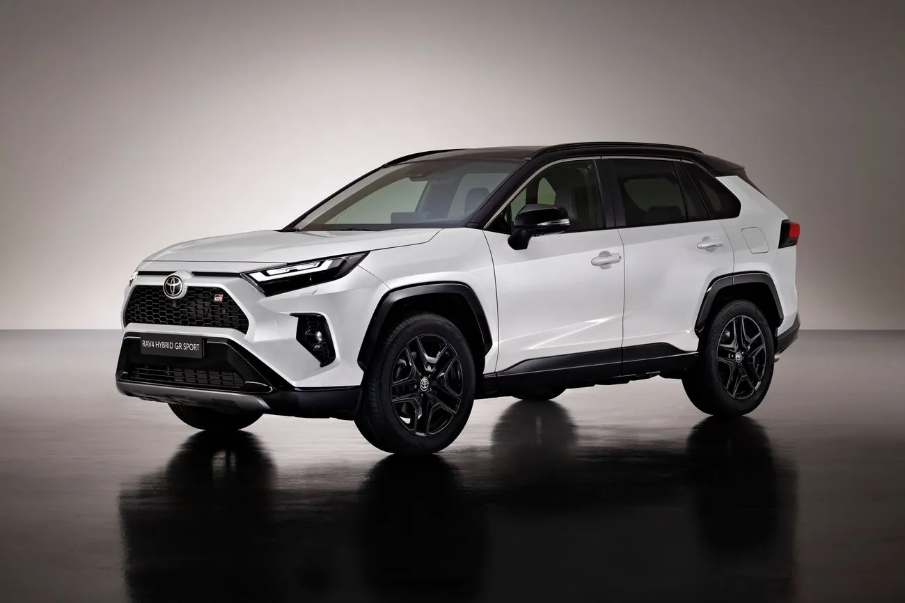 В Украине продажи гибридных авто выросли на 43% в мае: лидер Toyota RAV4 