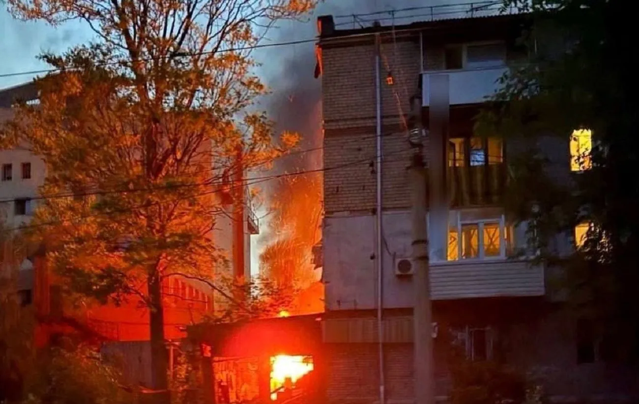 Вночі ворог атакував Запоріжжя: сталися займання, загроза триває