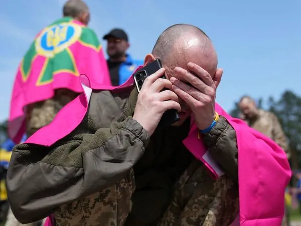 "Я вдома. Я вільний. Я в Україні": щемливі фото та відео повернених із полону захисників України