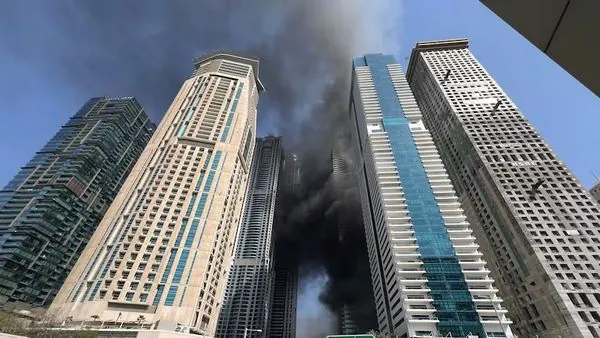 Massive Fire in Dubai Marina :- 67 मंजिला ऊंची इमारत में आग लगने पर सभी निवासियों को बचा लिया गया।
