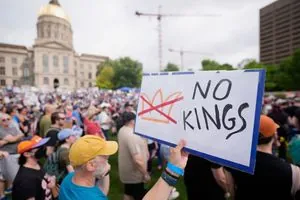 США охватили протесты "No kings" в день рождения Трампа и юбилея армии
