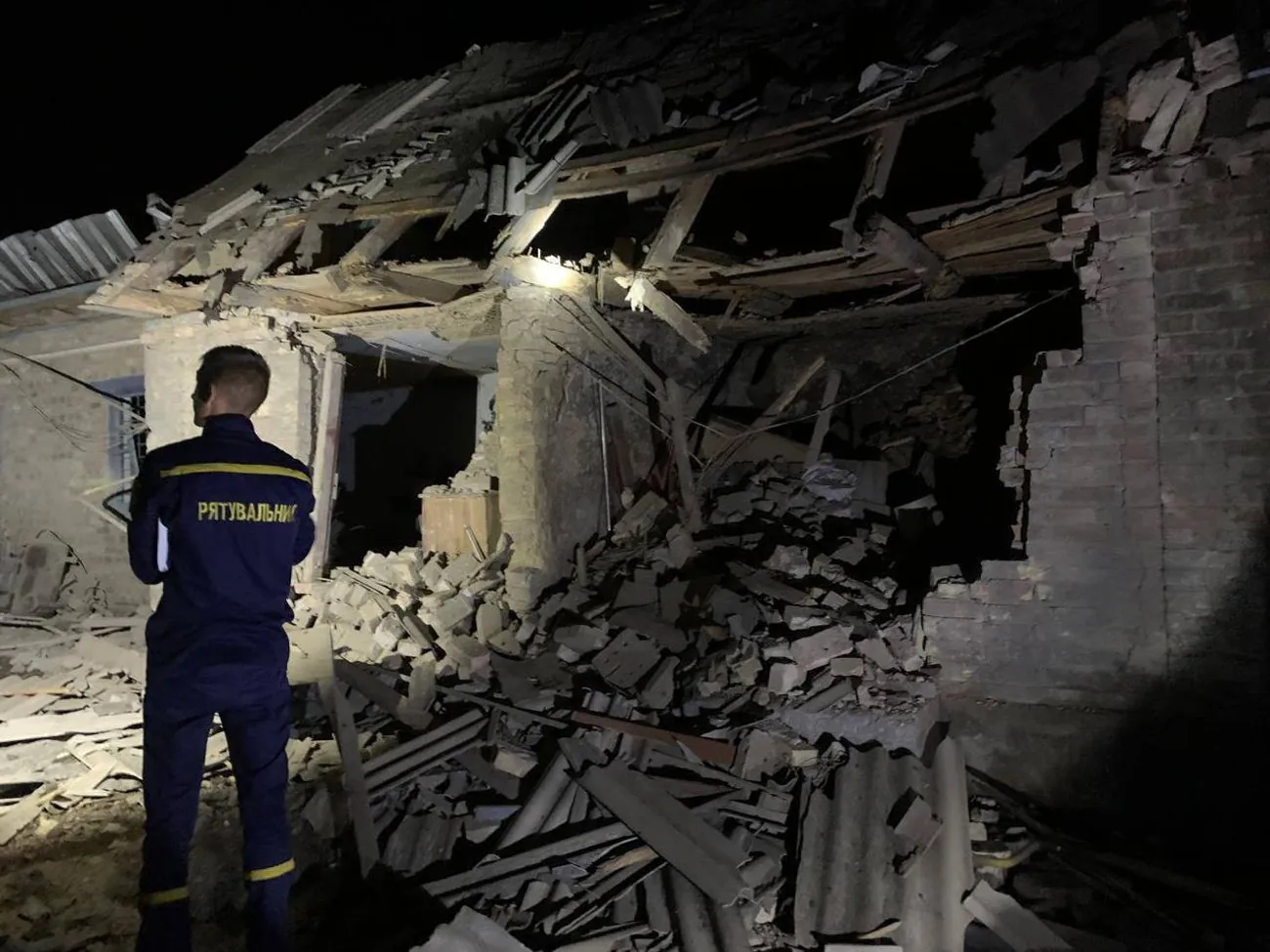 Атака дронів на Київщину: поранено чоловіка, пошкоджено будинок