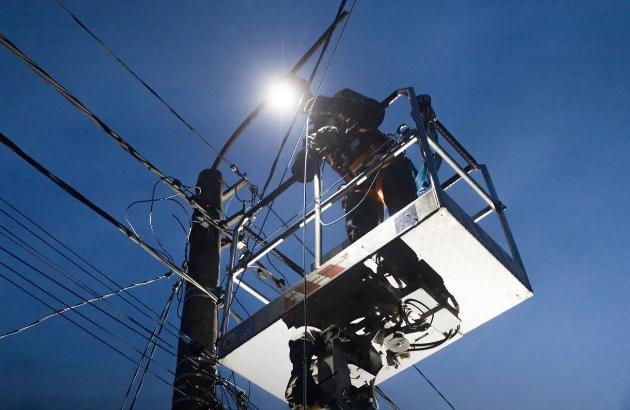 Russian strike on Kyiv: how many homes are without electricity and where assistance centers are deployed
As a result of the Russian attack on Kyiv on February 7, 40% of the city's residents were left without electricity due to emergency shutdowns.
This was reported by Kyiv Mayor Vitali Klitschko.
"As a result of the morning attack, 40% of consumers in the capital are without power. Specialists are working to restore power," he said.
Due to the emergency shutdowns, 80% of Kyiv residents are without water supply.
"Due to emergency shutdowns, 80% of consumers in the capital are without water supply. We are working to restore it. Please stock up on water," Klitschko said.
Later, the Kyiv City Military Administration clarified that as of 11:00 a.m., power engineers had restored power to 20% of consumers who had been disconnected in the morning. Water supply is being restored in the capital's districts.
Assistance centers are being deployed in the capital. Here is the list of addresses:
* Dniprovskyi district:
* Secondary School No. 46 (st. Rostyslav Zhurakovsky, 10-A)
* Secondary School No. 66 (st. Yuri Gagarin, 16)
* Secondary School No. 98 (st. Mykola Vorony, 16)
* KSU "Family Home" (st. Enthuziastiv, 29)
* Darnitskyi district:
* KSU "Family Home" (Kharkiv Highway, 121-Z)
* Gymnasium "Dialogue" (st. Mykoly Bazhana Avenue, 7-E)
* Desnyanskyi district:
* CPSSSD for family, children and youth "Rodyna" (st. Mykola Zakrevsky, 87-D)
* TEZH "Lisove" (st. Milyutenka, 23-A)
* Obolonskyi district:
* Obolonskyi district state administration (st. Marshal Tymoshenko, 16)
* Center for Social Services (st. Ozerne, 18-A)
* Pecherskyi district:
* Department of Social Protection of the Population of the Pecherskyi District State Administration (st. Shelkovychna, 29-A)
* KSU "Family Home" (st. Ivana Fedorova, 32-A)
* Podilskyi district:
* Department of Social Protection of the Population of the Podilskyi District State Administration (st. Kostyantynivska, 9/6)
* Center for Social Services (lane Kvitny, 14)
* Svyatoshynskyi district:
* Svyatoshynskyi district state administration (pr. Peremohy, 97)
* Center for Social Services (st. Svyatoshynska, 14-B)
* Solomyanskyi district:
* Department of Social Protection of the Population of the Solomyanskyi District State Administration (st. Urytsky, 13)
* Center for Social Services (Bulavsky lane, 6)
* Shevchenkivskyi district:
* Shevchenkivskyi district state administration (pr. Peremohy, 16)
* Center for Social Services (st. Biloruska, 10-A)
You can find out more detailed information about the assistance centers, their work and available services by calling the hotline number 1557 or 044-205-73-77.
Russian strike on Kyiv: how many homes are without electricity and where assistance centers are deployed
As a result of the Russian attack on Kyiv on February 7, 40% of the city's residents were left without electricity due to emergency shutdowns.
This was reported by Kyiv Mayor Vitali Klitschko.
"As a result of the morning attack, 40% of consumers in the capital are without power. Specialists are working to restore power," he said.
Due to the emergency shutdowns, 80% of Kyiv residents are without water supply.
"Due to emergency shutdowns, 80% of consumers in the capital are without water supply. We are working to restore it. Please stock up on water," Klitschko said.
Later, the Kyiv City Military Administration clarified that as of 11:00 a.m., power engineers had restored power to 20% of consumers who had been disconnected in the morning. Water supply is being restored in the capital's districts.
Assistance centers are being deployed in the capital. Here is the list of addresses:
* Dniprovskyi district:
* Secondary School No. 46 (st. Rostyslav Zhurakovsky, 10-A)
* Secondary School No. 66 (st. Yuri Gagarin, 16)
* Secondary School No. 98 (st. Mykola Vorony, 16)
* KSU "Family Home" (st. Enthuziastiv, 29)
* Darnitskyi district:
* KSU "Family Home" (Kharkiv Highway, 121-Z)
* Gymnasium "Dialogue" (st. Mykoly Bazhana Avenue, 7-E)
* Desnyanskyi district:
* CPSSSD for family, children and youth "Rodyna" (st. Mykola Zakrevsky, 87-D)
* TEZH "Lisove" (st. Milyutenka, 23-A)
* Obolonskyi district:
* Obolonskyi district state administration (st. Marshal Tymoshenko, 16)
* Center for Social Services (st. Ozerne, 18-A)
* Pecherskyi district:
* Department of Social Protection of the Population of the Pecherskyi District State Administration (st. Shelkovychna, 29-A)
* KSU "Family Home" (st. Ivana Fedorova, 32-A)
* Podilskyi district:
* Department of Social Protection of the Population of the Podilskyi District State Administration (st. Kostyantynivska, 9/6)
* Center for Social Services (lane Kvitny, 14)
* Svyatoshynskyi district:
* Svyatoshynskyi district state administration (pr. Peremohy, 97)
* Center for Social Services (st. Svyatoshynska, 14-B)
* Solomyanskyi district:
* Department of Social Protection of the Population of the Solomyanskyi District State Administration (st. Urytsky, 13)
* Center for Social Services (Bulavsky lane, 6)
* Shevchenkivskyi district:
* Shevchenkivskyi district state administration (pr. Peremohy, 16)
* Center for Social Services (st. Biloruska, 10-A)
You can find out more detailed information about the assistance centers, their work and available services by calling the hotline number 1557 or 044-205-73-77.