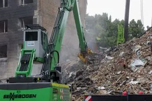 Works are being carried out with "minutes of silence": two people have already been rescued from the destroyed entrance of the capital's building