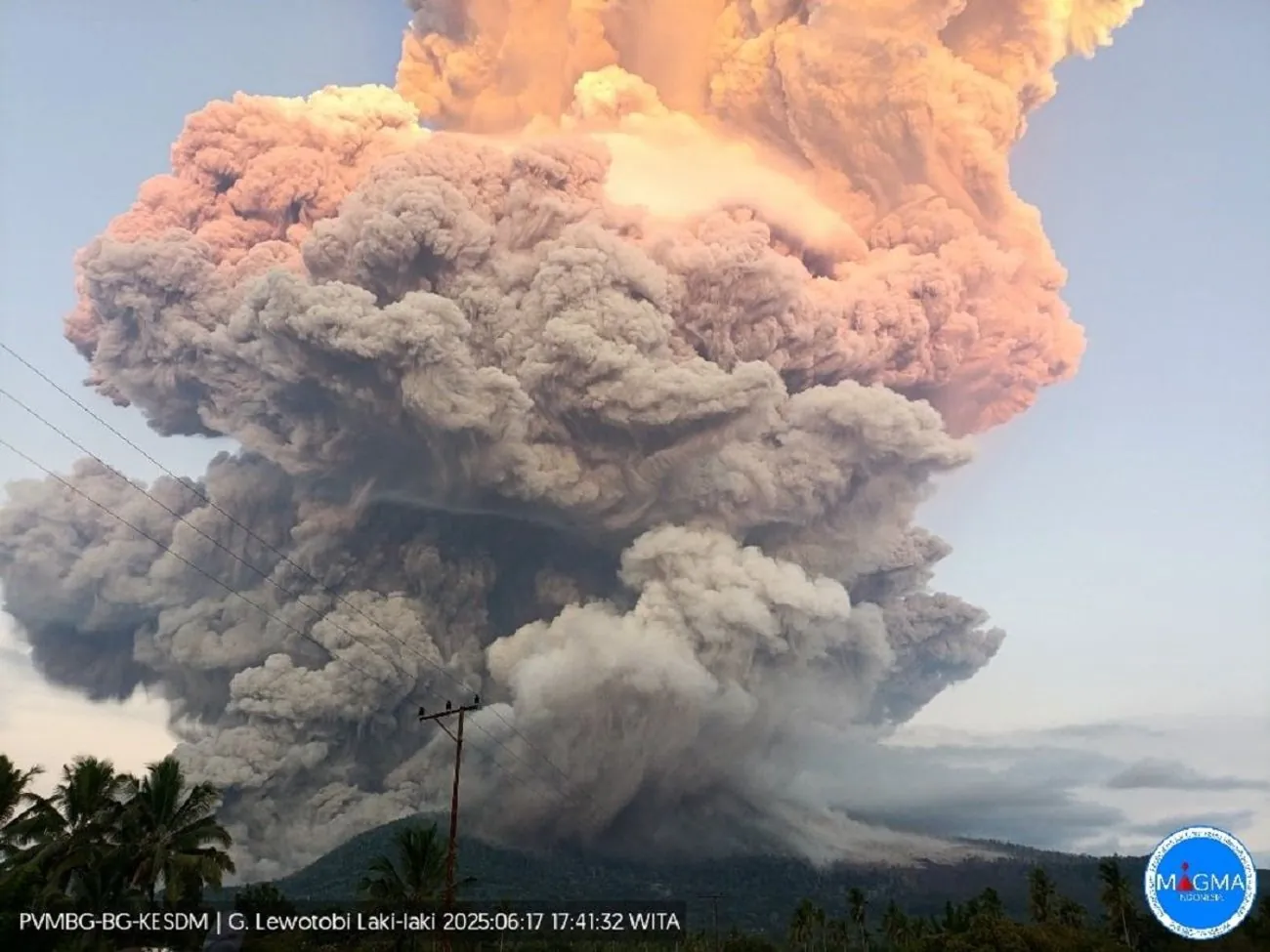 Volcano in Indonesia spews massive ash column, danger level raised | УНН