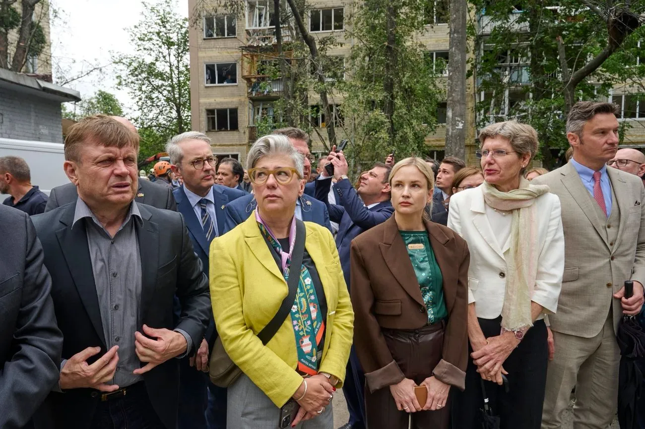 Пошкодження вікон житлового будинку після обстрілу