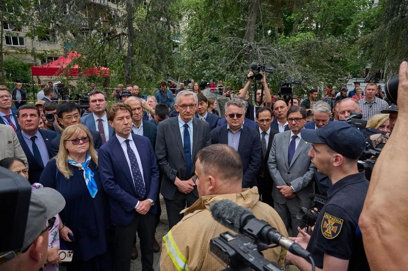 Зруйнований фасад житлового будинку