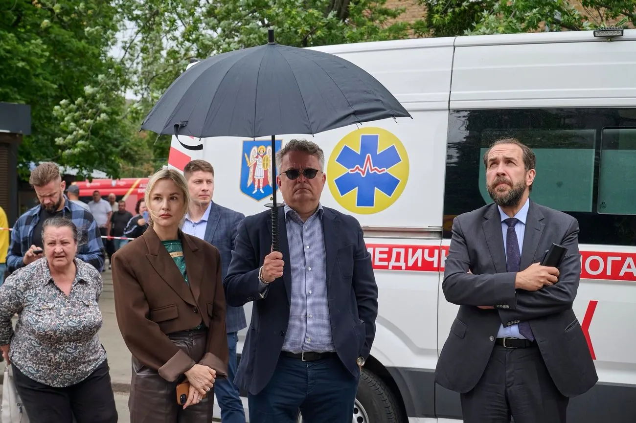 Дипломатичні делегації на тлі зруйнованої будівлі