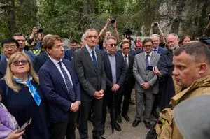 The Ministry of Foreign Affairs organized a visit of foreign diplomats to the multi-story building in Kyiv, which was destroyed after the Russian attack on June 17