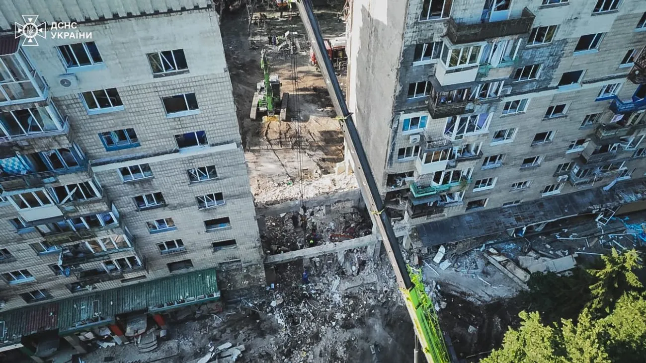 У Києві кількість загиблих у 9-поверхівці після удару рф зросла до 18, загалом 23 жертви