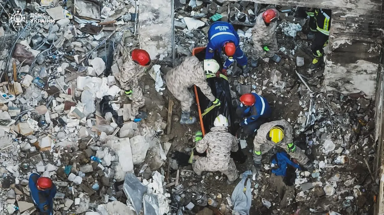 У Києві кількість жертв атаки рф зросла до 26: під завалами дев'ятиповерхівки знайшли 21 загиблого