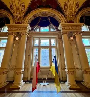 Театр у Кракові через погрози переніс український прапор з фасаду будівлі всередину приміщення