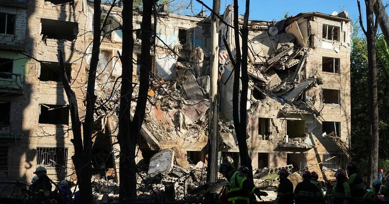 Трагічні наслідки російської атаки в Києві: загинуло подружжя, серед поранених - дитина Трагічні наслідки російської атаки в Києві: загинуло подружжя, серед поранених - дитина