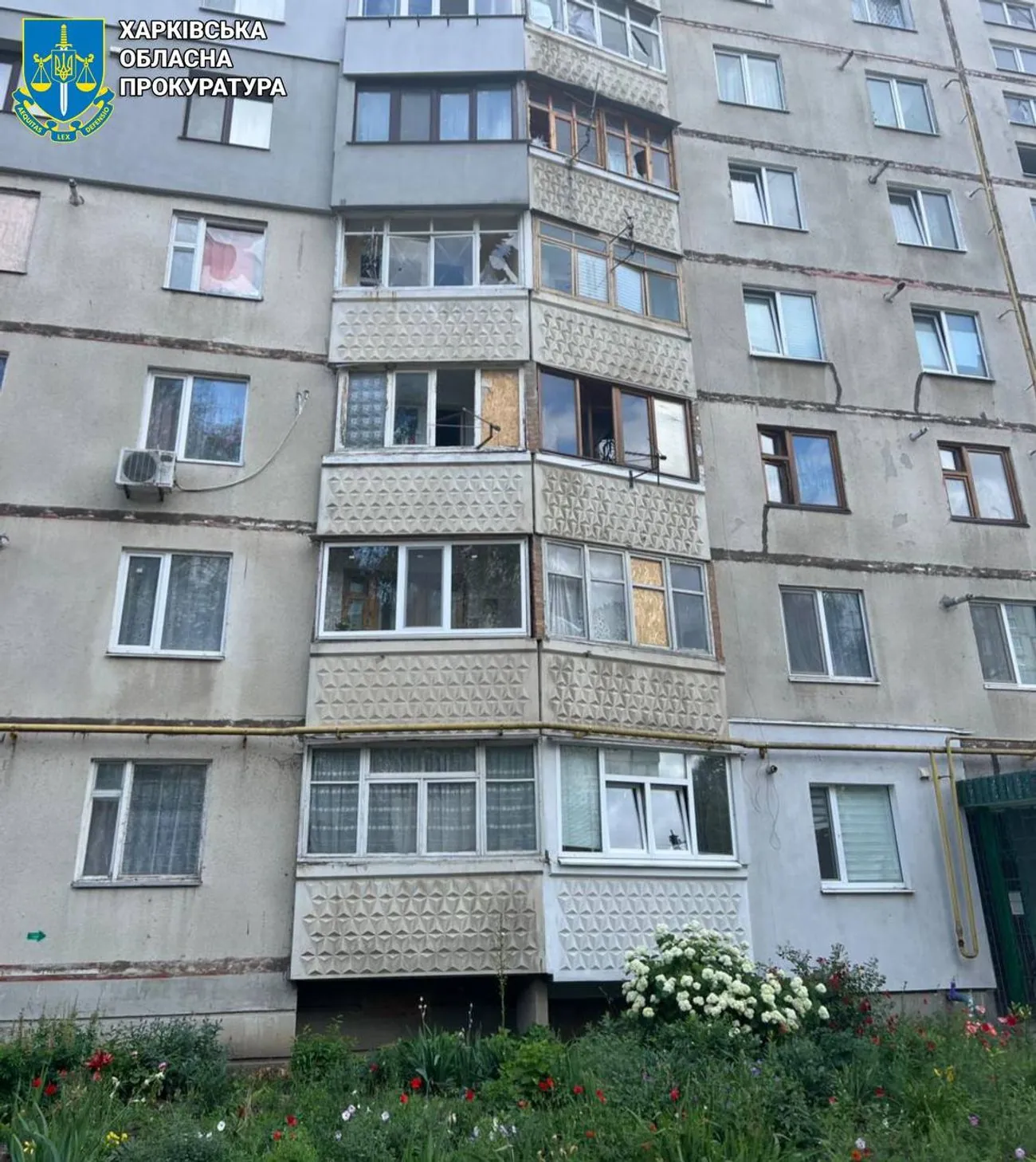 росіяни вдарили дронами по Харківщині: постраждала жінка, побито вікна у багатоповерхівці