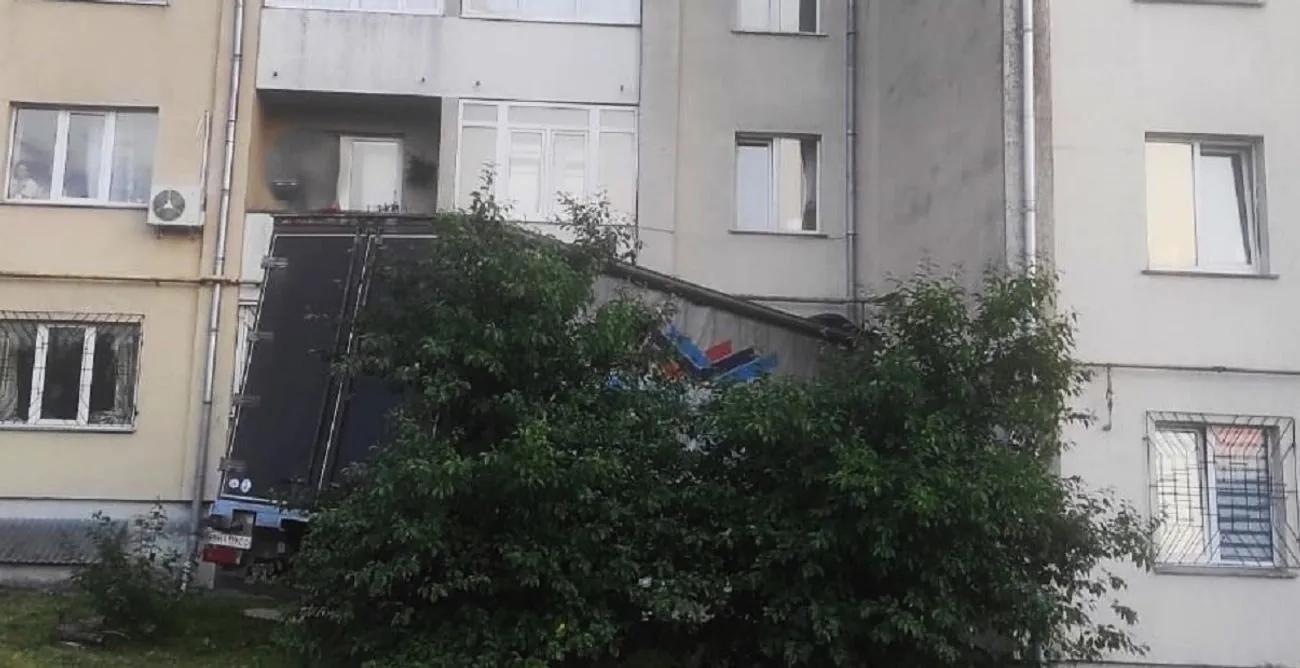 На Львівщині вантажівка в'їхала у житловий будинок: подробиці ДТП На Львівщині вантажівка в'їхала у житловий будинок: подробиці ДТП
