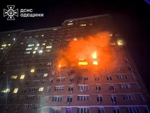 Війська рф вдарила по 21-поверховому житловому будинку в Одесі: у ДСНС показали наслідки
