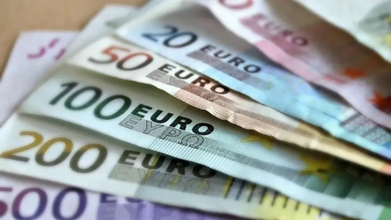 Курс снова обновил рекорд: завтра за евро будут просить 48,98 гривны