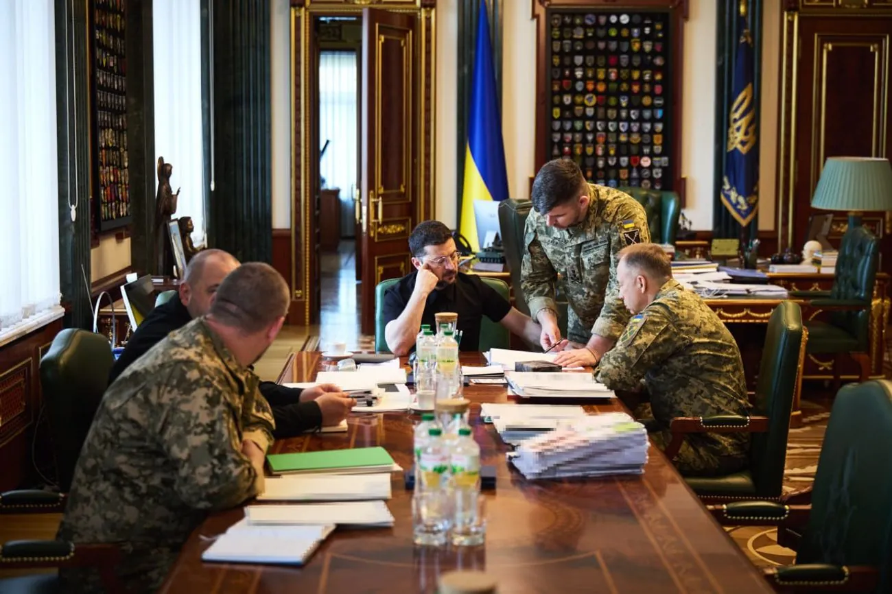 Ситуація на Сумщині та Покровському напрямку: Зеленський провів детальну нараду з військовими та Умєровим Ситуація на Сумщині та Покровському напрямку: Зеленський провів детальну нараду з військовими та Умєровим