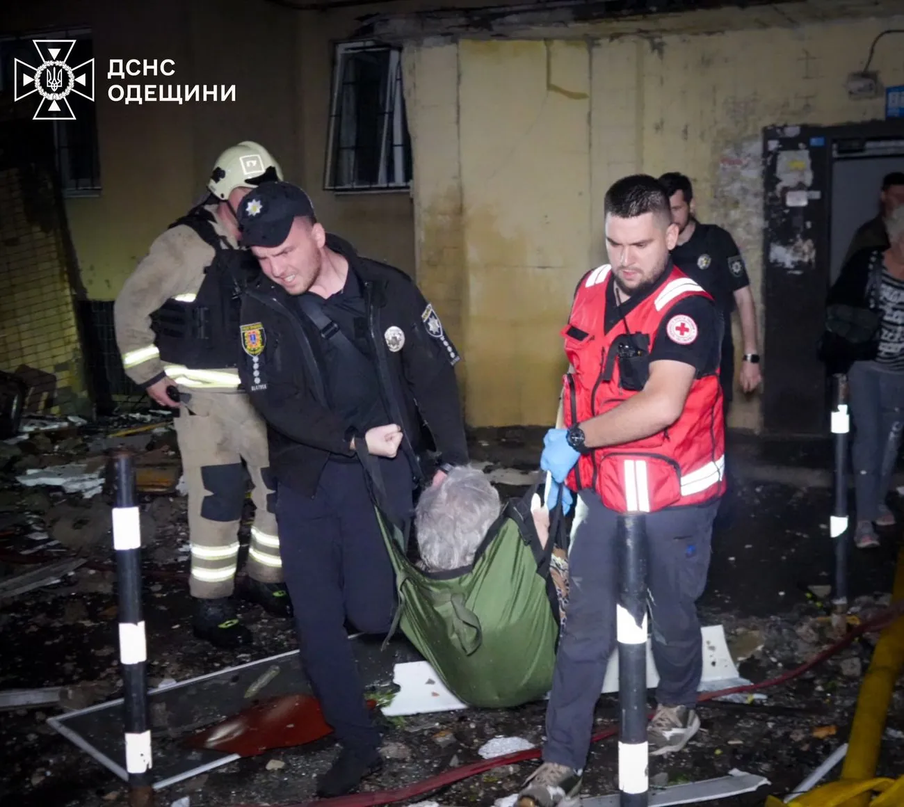 Нічний обстріл Одеси: 10 людей, включаючи дітей, врятовано з пошкодженої багатоповерхівки