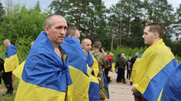Україна повернула військових та цивільних з російського полону: нові деталі
