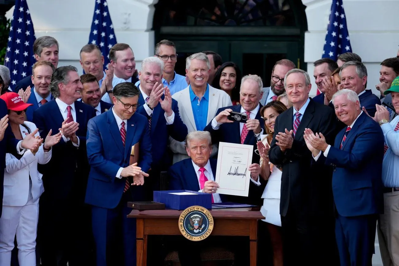 Трамп підписав "великий прекрасний закон" про податки та витрати Трамп підписав "великий прекрасний закон" про податки та витрати