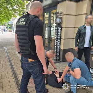 В Молдову за 13 тысяч долларов: в столице полицейские задержали незаконного "турагента"