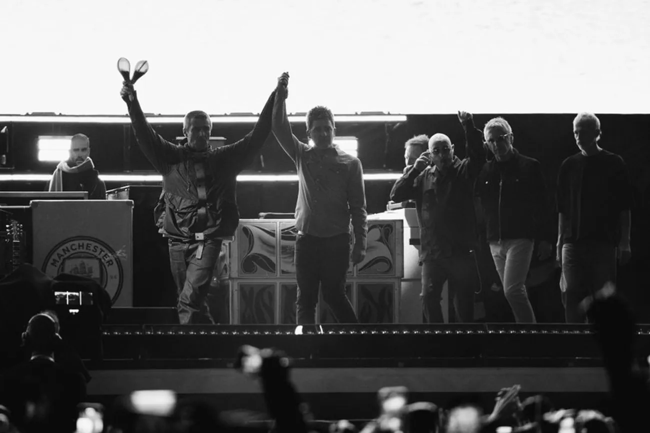 Oasis возз'єдналися на сцені після 16 років: дали перший концерт Oasis возз'єдналися на сцені після 16 років: дали перший концерт