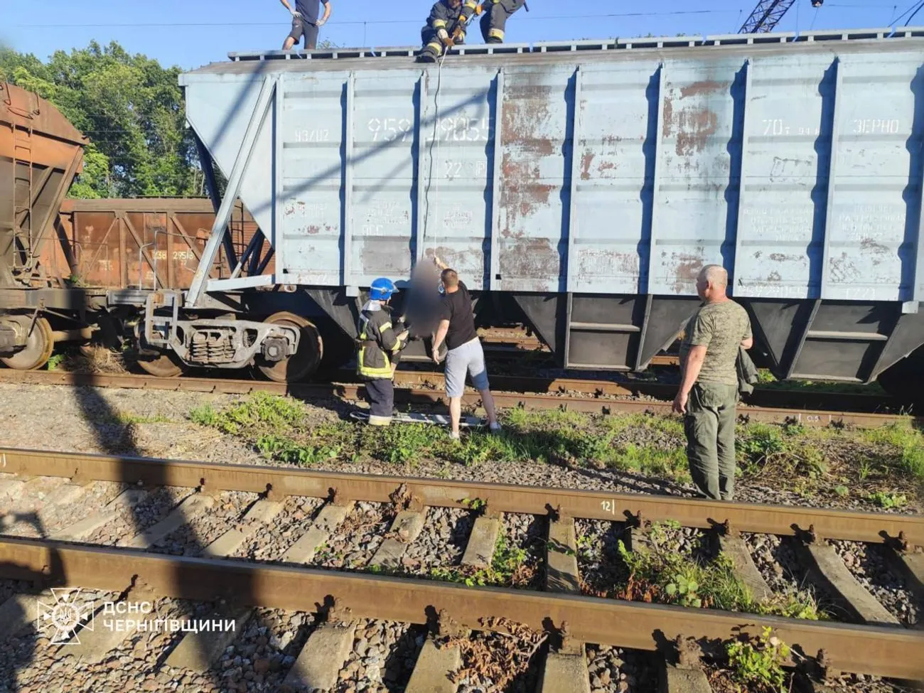 У Ніжені через ураження струмом на залізничному вокзалі загинув юнак, дівчину травмовано У Ніжені через ураження струмом на залізничному вокзалі загинув юнак, дівчину травмовано