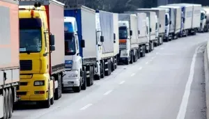Київ знову відкриває рух для вантажівок після спекотного обмеження