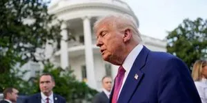 "Он слетел с катушек, это смешно": Трамп публично посмеялся над Маском и высмеял его новую политическую партию