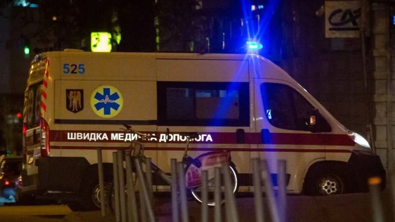 На Київщині внаслідок ворожої атаки постраждала жінка, її госпіталізували 