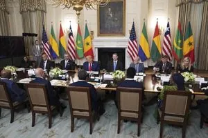 "Где вы научились говорить по-английски?" Трамп опозорился перед президентом Либерии