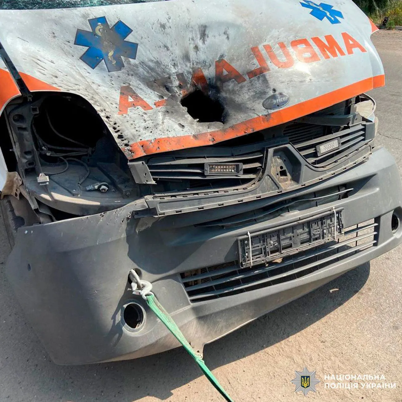 Вражеский дрон попал в автомобиль скорой помощи на Харьковщине: пострадали медики Вражеский дрон попал в автомобиль скорой помощи на Харьковщине: пострадали медики